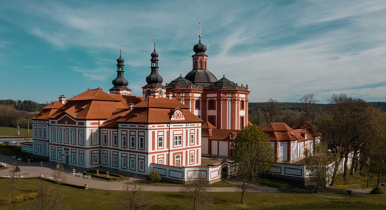 Stavbami roku Plzeňského kraje jsou dokončený ambit, pivovar a dům ve svahu