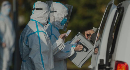 Voliči v karanténě nebo izolaci mohou dnes volit z vozu