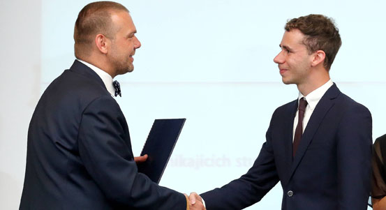 Vynikající studenti získali mimořádná stipendia od rektora, kraje a města Plzně