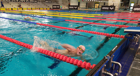 V bazénu na Slovanech soutěžili senioři, teď areál patří špičkovým evropským plavcům