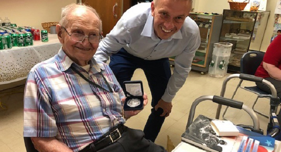 Americký veterán, jenž osvobozoval Plzeň, oslavil 100. narozeniny