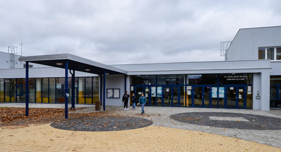 Nový kabát získala 14. základní škola v Doubravce. Díky rekuperaci se žákům bude ve třídách lépe dýchat