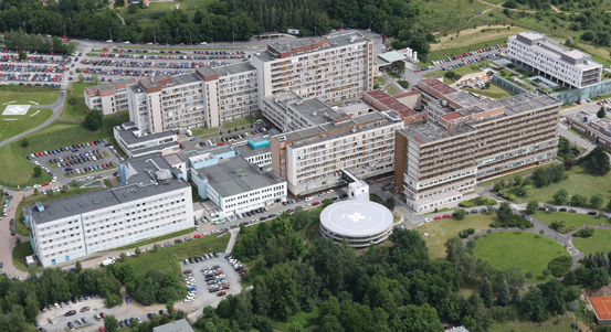 Fakultní nemocnice Plzeň omezuje operace kvůli covidu-19