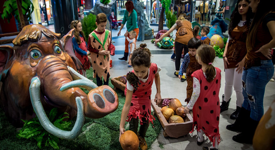 Vyhledávaná interaktivní výstava přenese děti do doby kamenné