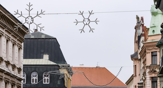 Plzeň začala s instalací vánoční výzdoby, do 28. listopadu bude hotovo