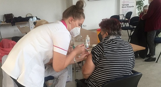 Posilující dávku očkování proti covidu-19 dostali klienti domů s pečovatelskou službou v Plzni