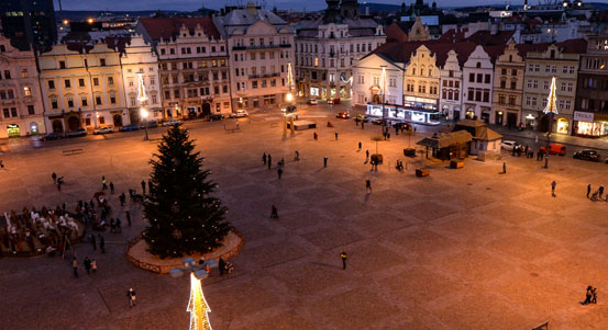 Plzeň ruší slavnostní rozsvícení stromu na náměstí pro veřejnost, lidé ho mohou sledovat on-line