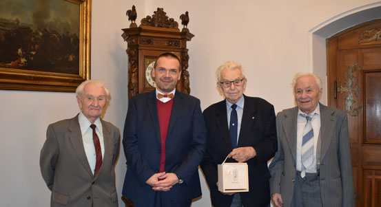 Richard Smola, František Brouček a Karel Gruber. Zakladatelé spolku bývalých příslušníků PTP v Plzni zavítali na radnici