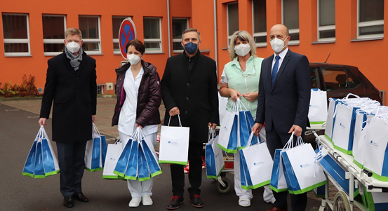 Plzeňská teplárenská a město Plzeň poděkovaly zdravotníkům z fakultní nemocnice