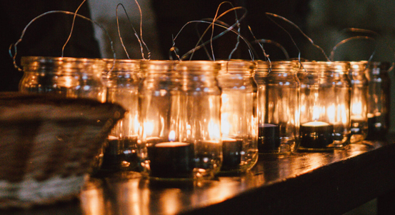 Plamínek z Betléma je v Česku. V Plzni ho skauti budou rozdávat 23. a 24. prosince