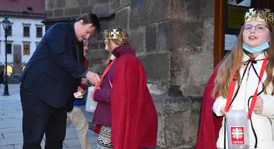 V katedrále svatého Bartoloměje se sešli koledníci. Byla zahájena Tříkrálová sbírka