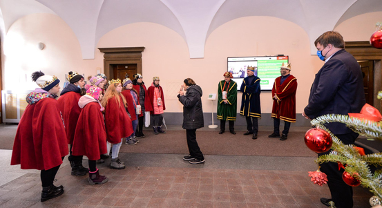 Radní města Plzně David Šlouf spolu s biskupem Tomášem Holubem a náměstkem hejtmanky Josefem Bernardem koledovali jako Tři králové