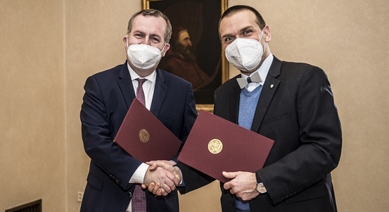 Univerzita Karlova a město Plzeň podepsaly memorandum o vzájemné spolupráci. Zlepší kvalitu života ve městě