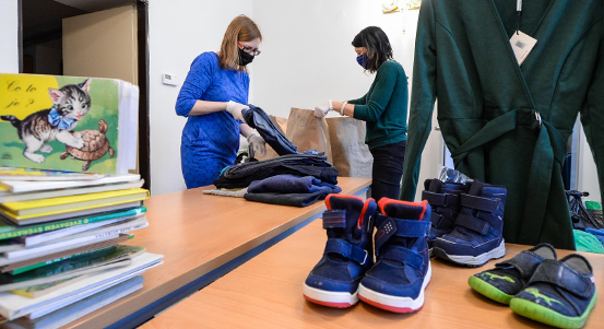 Zaměstnanci plzeňského magistrátu darovali rekordní množství oblečení a obuvi do sbírky Ukliď šatník!