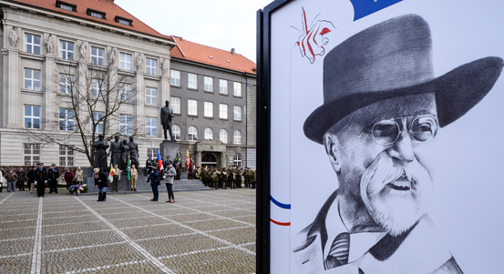 Plzeň vzpomněla na prvního československého prezidenta. Žáci kreslili jeho portréty. Jsou k vidění na náměstí T. G. Masaryka