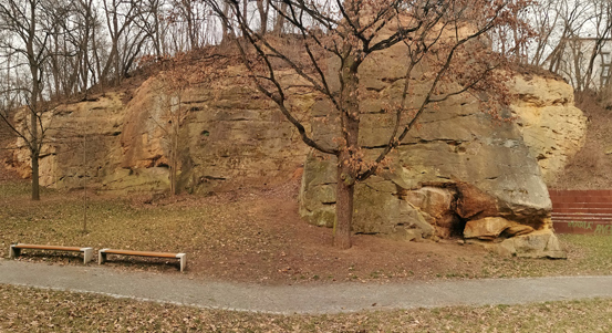 Začínají práce na dlouhodobém zajištění stability skalní stěny v Lobezském parku v Plzni