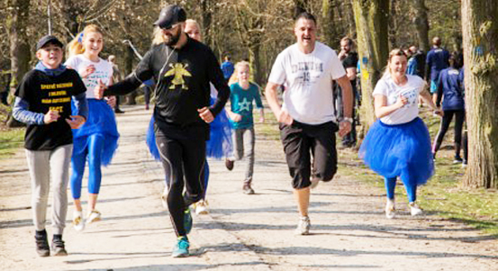 Charitativní modrý běh podpoří rodiny pečující o děti s poruchou autistického spektra