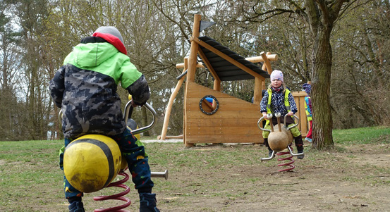 Ve Špitálském lese si mohou děti hrát na novém dětském hřišti