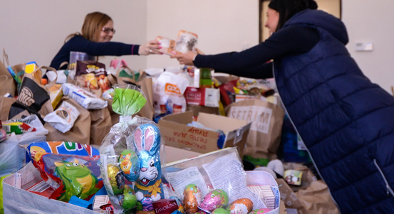 Pracovníci plzeňského magistrátu pomáhají potřebným rodinám