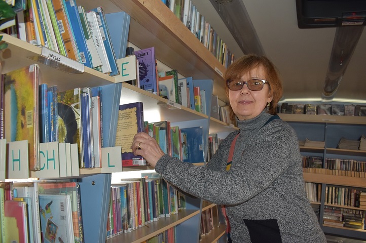 Bibliobus patří k Plzni. Loučí se s ním jeho dlouholetá knihovnice