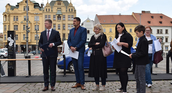 Představitelé města připomněli oběti holocaustu. Veřejně přečetli jejich jména