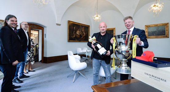Ligový pohár na radnici. Vedení FC Viktoria Plzeň představilo trofej primátoru Pavlu Šindelářovi