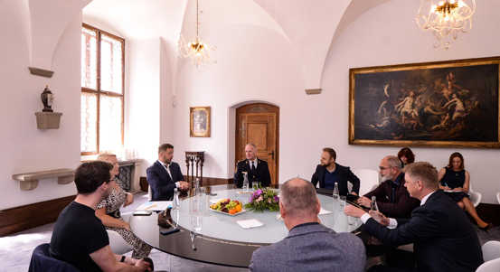 Plzeň vybudovala skvěle vybavené dočasné nouzové přístřeší pro válečné uprchlíky v KD Peklo, vyzdvihl ministr vnitra Vít Rakušan