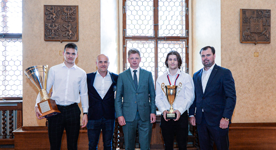 Hokejoví mistři s pohárem a zlatými medailemi obsadili radnici