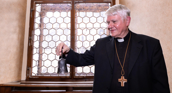 Držitel Ceny 1. června, biskup Václav Malý, přednáší v Plzni