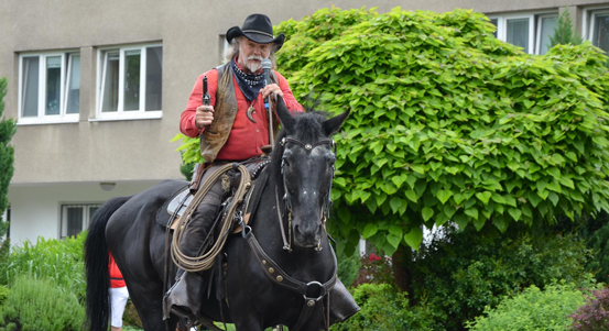 Zahradní slavnost ve Čtyřlístku vzala klienty na Divoký západ