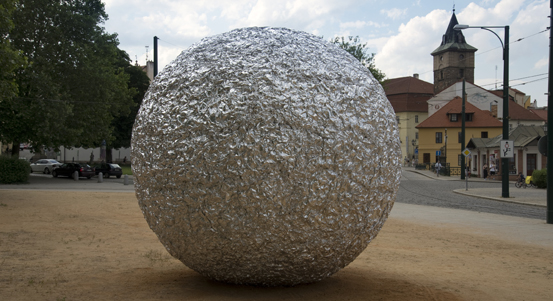 Kulička. Nový objekt sochaře Benedikta Tolara upozorňuje na prostor U Zvonu