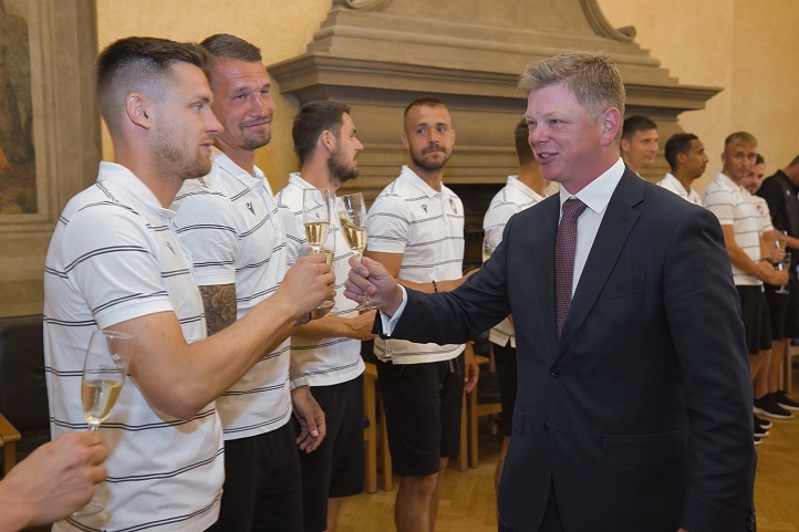 Město poděkovalo FC Viktoria Plzeň za zisk titulu a darovalo klubu šek na podporu mládežnického fotbalu