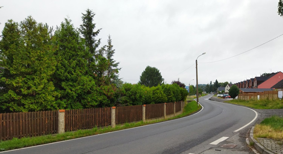 Začíná rekonstrukce Červenohrádecké ulice za téměř sto milionů korun. Zvýší se bezpečnost motoristů, cyklistů i pěších. Hotovo bude v srpnu 2024