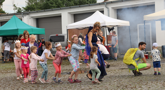 Pohádková cesta na nádvoří v Cukrovarské ulici spojovala národy