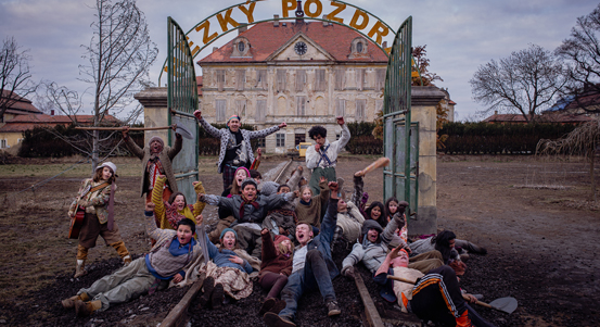 Tvůrci Amerikánky s dětmi z dětských domovů obsadili plzeňskou Papírnu