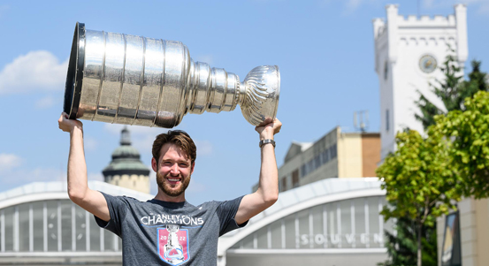 Tisíce lidí vítaly plzeňského rodáka Pavla Francouze v pivovaru. Stanley Cup přivezl na džípu