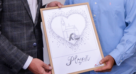 Iniciativa Enjoy Hearts darovala Plzni obraz a srdce pro každého obyvatele