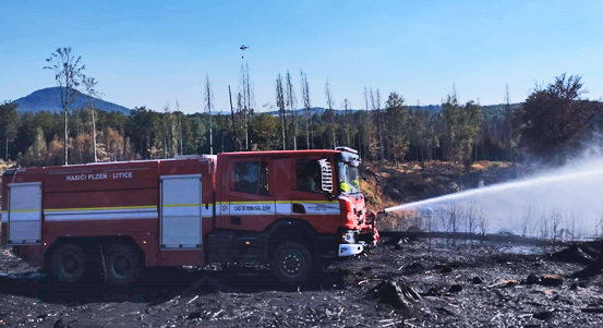 Plzeňští dobrovolní hasiči pomáhali v Hřensku. Museli si uhasit okolí penzionu, v němž byli ubytovaní