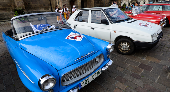 Z Plzně do Michalovců. Cesta automobilových veteránů připomíná společný stát Čechů a Slováků