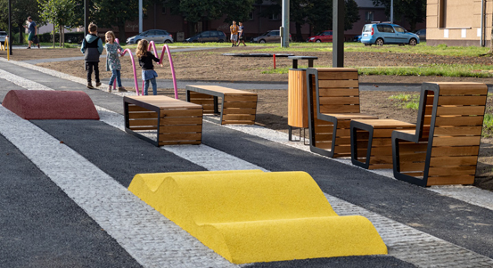 Prostor k odpočinku před 21. ZŠ v Plzni navrhli i sami zdejší školáci