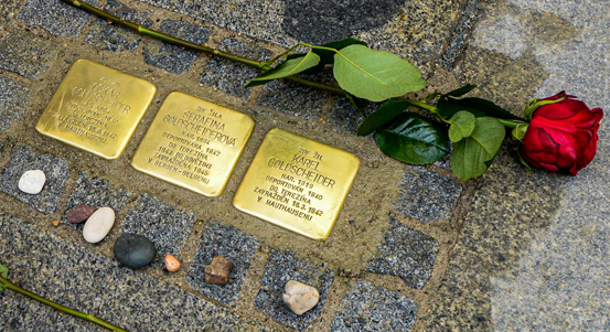 Kameny zmizelých připomínají oběti holokaustu. V Plzni jsou právě instalovány další