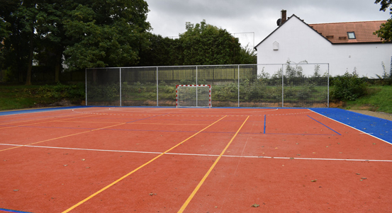 Házenkáři z Újezdu mají nové hřiště s umělým povrchem