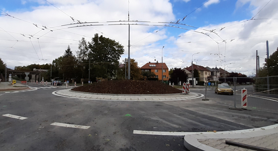 Nová okružní křižovatka u Tyršova mostu začne sloužit řidičům v sobotu 8. října