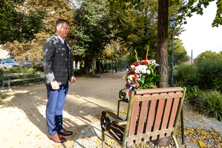 Položení květin (fotografie: M. Pecuch)