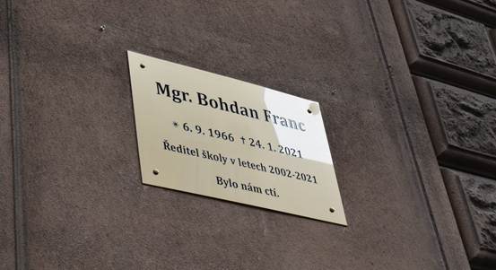 17. základní škola odhalila pamětní desku řediteli Bohdanu Francovi při 120. výročí založení školy