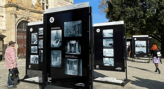 Výstava před muzeem mapuje historii městských lázní