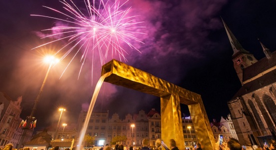 Téměř 50 tisíc lidí oslavilo v Plzni vznik republiky, po dvou letech se do ulic vrátil lampionový průvod