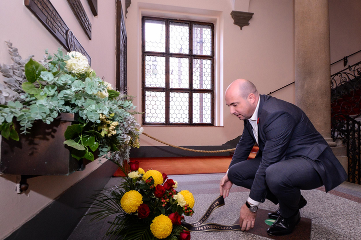 Položení květin (fotografie: M. Pecuch)