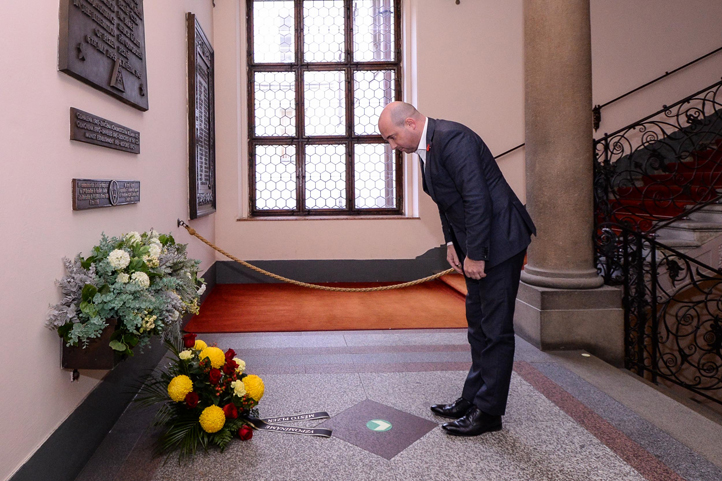 Položení květin (fotografie: M. Pecuch)
