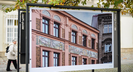 Výročí narození významného českého malíře Mikoláše Alše si Plzeň připomíná venkovní výstavou jeho sgrafitových a freskových výzdob fasád